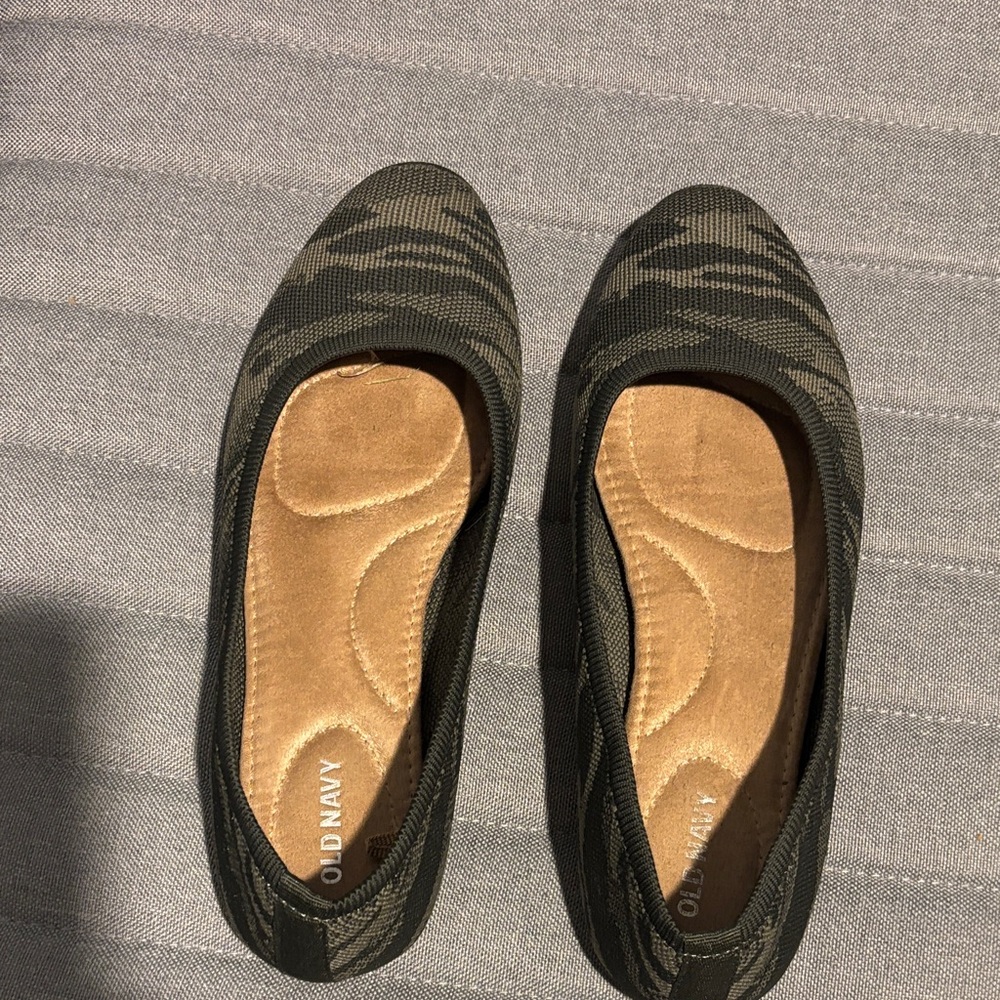 Old Navy Women's Green Camouflage Loafers